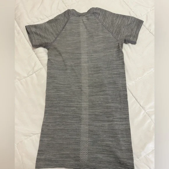 Black and White striped lululemon swiftly 2.0 - Picture 2 of 4